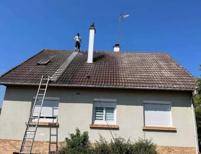 Accès à une toiture par échelle au niveau d'une cheminée dans le Loiret