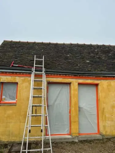 Accès à une toiture par échelle pour vérification dans le Loiret
