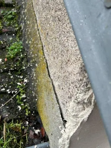 Gros plan d'une rive de toiture enduite dans le Loiret