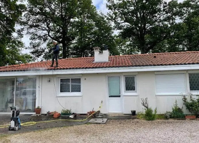 Nettoyage haute pression d'une toiture de maison individuelle dans le Loiret