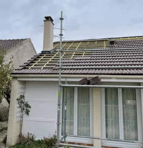 Toiture équipée d'une fenêtre de toit Velux dans le Loiret