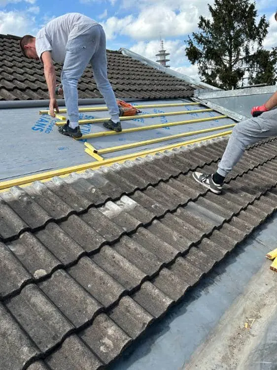 Toiture en tuiles neuves achevée après rénovation dans le Loiret