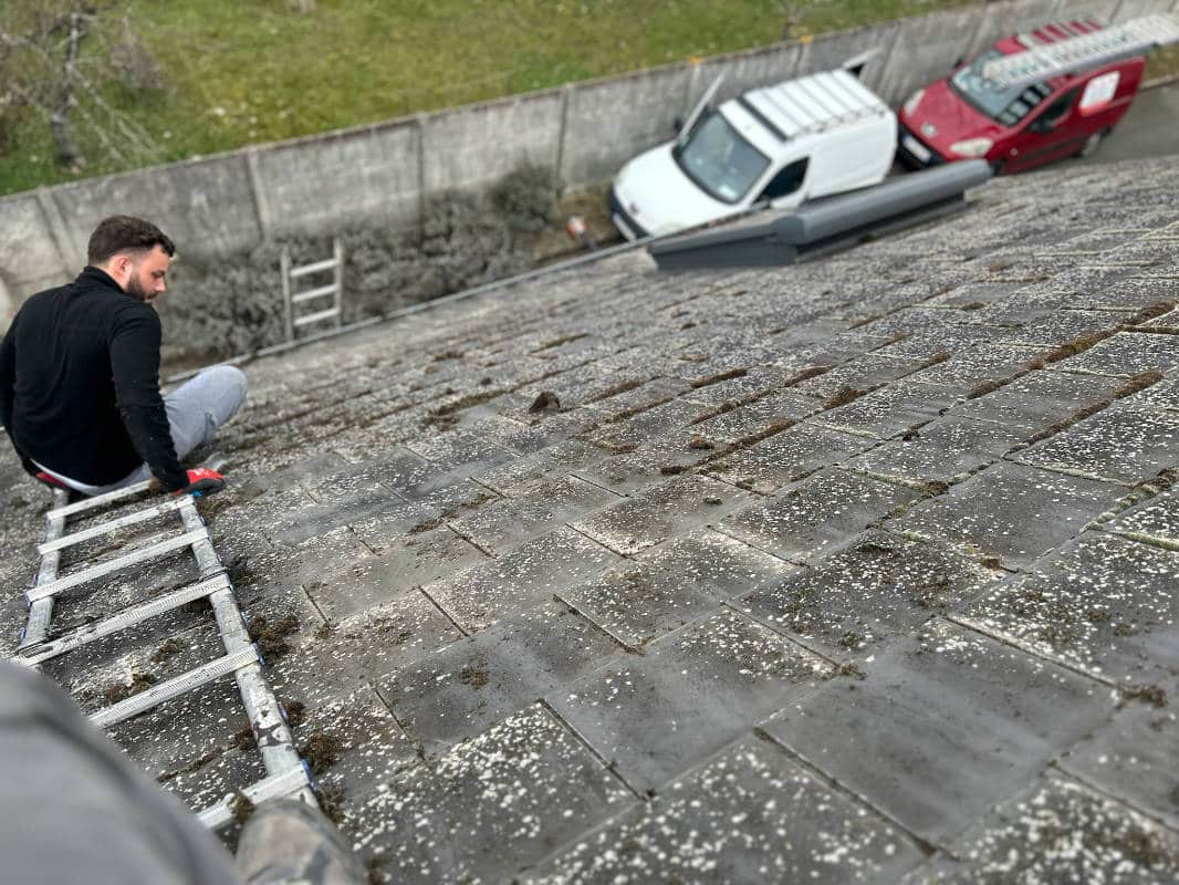bg vue contre plongée couvreur 45 un ouvreir sur une toiture m schartier