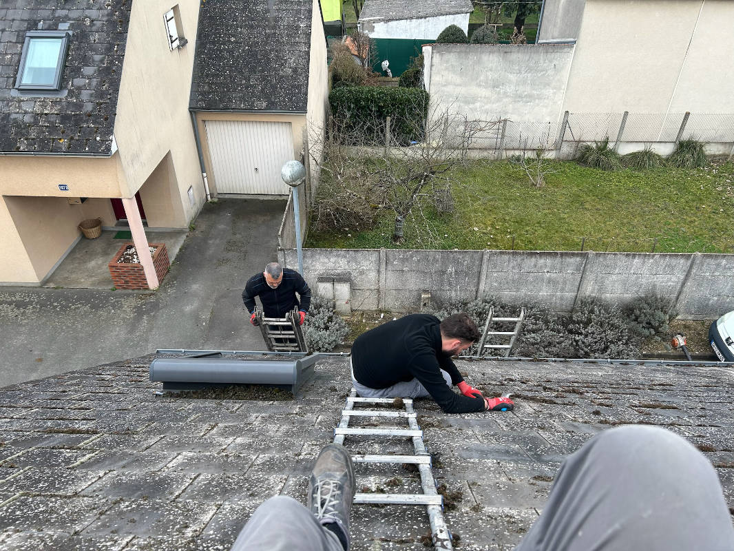 chantier de couverture démoussage de toiture près d'orlans m schartier steve