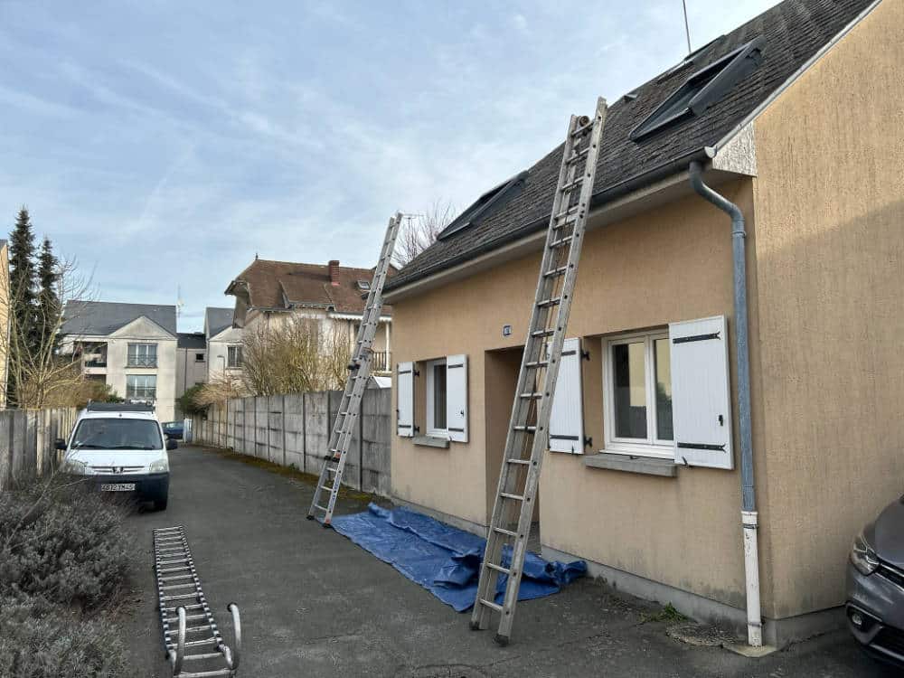 Artisan couvreur en cours d'interventions sur une toituer