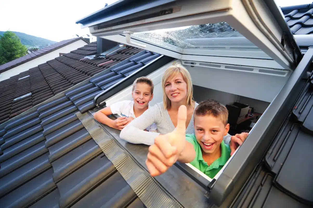 gros plan famille sur toiture m. steve schartier