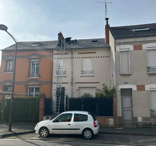 artisan sur une toiture entrain d'applliquer un taritement M. Schartier
