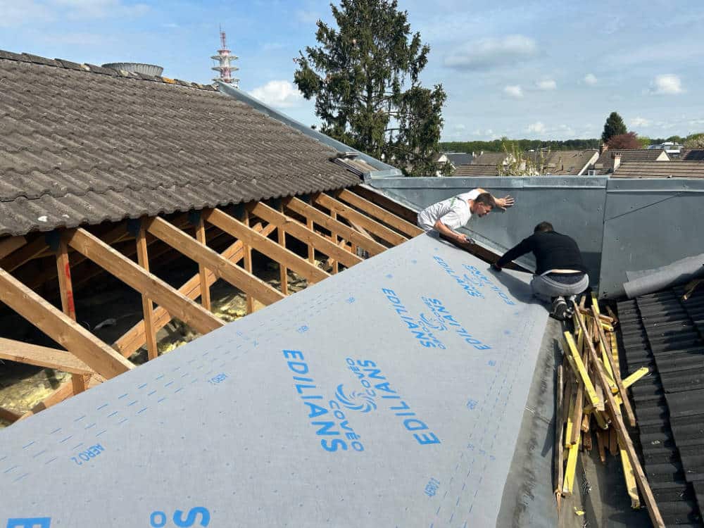 artisan sur une toiture entrain d'applliquer un taritement M. Schartier