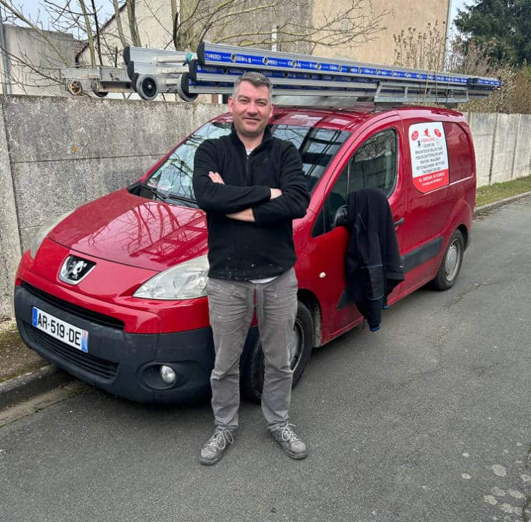 Un portrait de Monsieur Schartier à côté de son véhicule en cours d'intervention, intervention à Fleury-les-Aubrais dans le Loiret près d'Orléans
