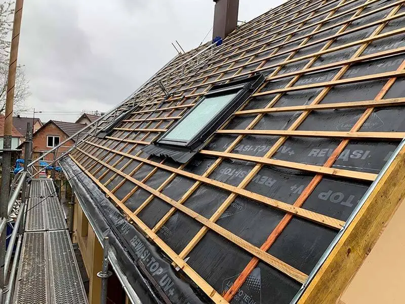 Gros plan sur des fenêtres de toit posé au moment du remplacement de la toiture